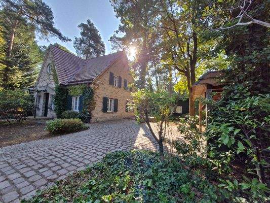 Blick zum Haus mit Eingang