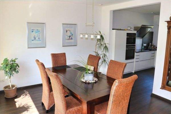 Essbereich mit Zugang zur Küche