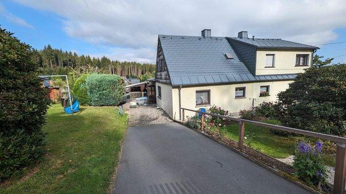 Außenansicht mit Zuwegung