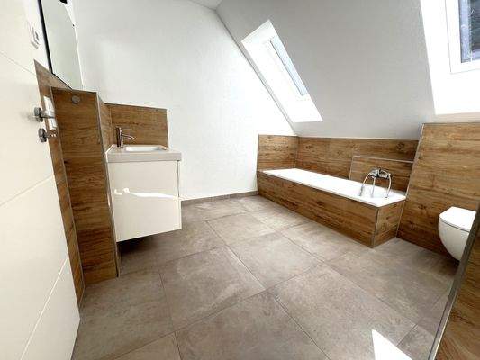 Bad DG mit Wanne &amp; Dusche