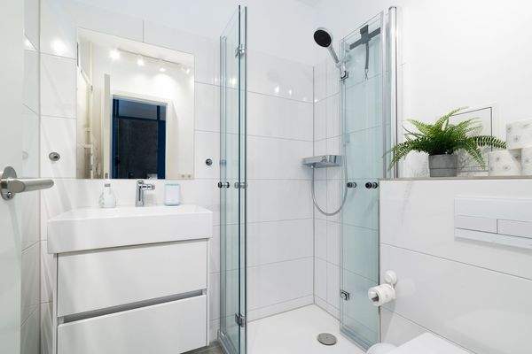 Moderes Bad mit Dusche.jpg