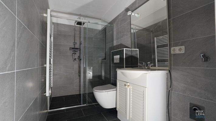 Modernisiertes Badezimmer mit Dusche