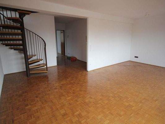 Wohnzimmer mit Treppenaufgang.jpg