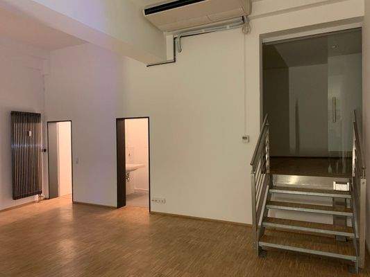 Treppe zum 2. Raum/Abstellraum/WC-Anlage