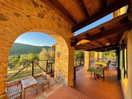 Terrasse mit Ausblick in Toskanische Landschaft