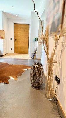 Eingangsbereich mit LED-Beleuchtung und Einbauschrankwänden