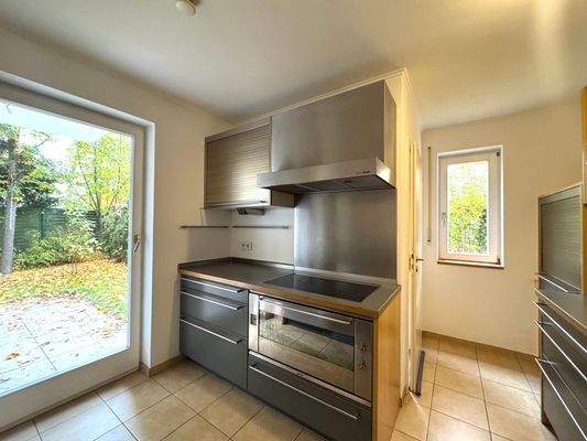 Küche mit Zugang zur Terrasse 