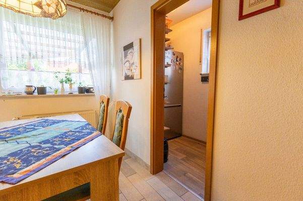 Küche mit Speisekammer