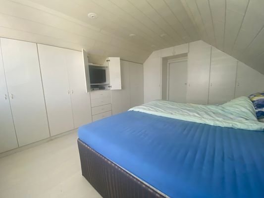 Elternschlafzimmer mit Einbauschränken.JPG