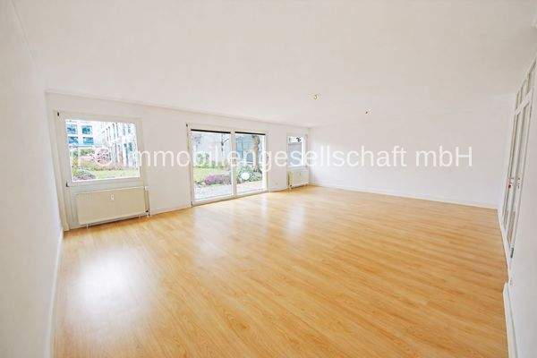 Wohnzimmer mit angrenzender Terrasse