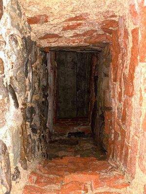 Eis-Keller m. Schacht nach oben ohne Öffnung.jpg