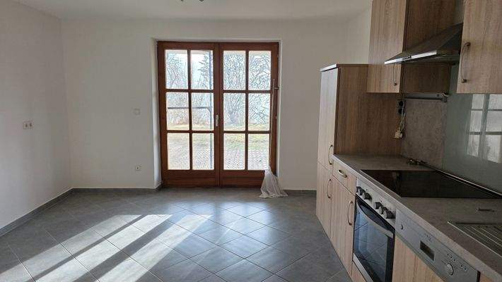 Küche Untergeschoss mit Ausgang zur Terrasse und Garten