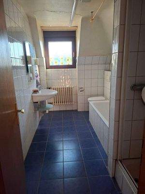 Bad mit Wanne und Dusche