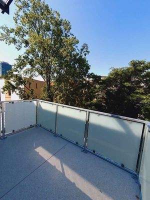 Süd Balkon mit grünem Blick