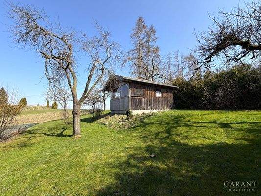 Grünfläche mit Freizeithäuschen