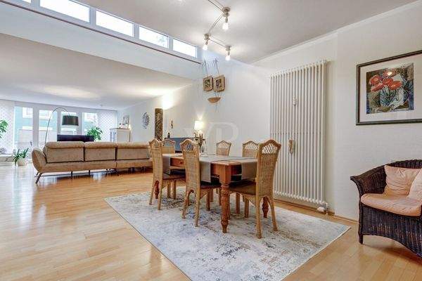 Lichtdurchfluteter Wohn- und Essbereich