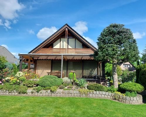 Gartenseite mit überdachter Terrasse