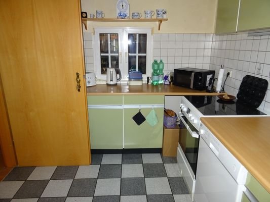 Küche mit Durchreiche zum Esszimmer