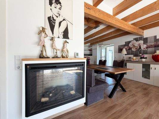 EG Wohn Essbereich: Kamin und Essplatz verbinden gemütliche Abende mit gemeinsamen Mahlzeiten