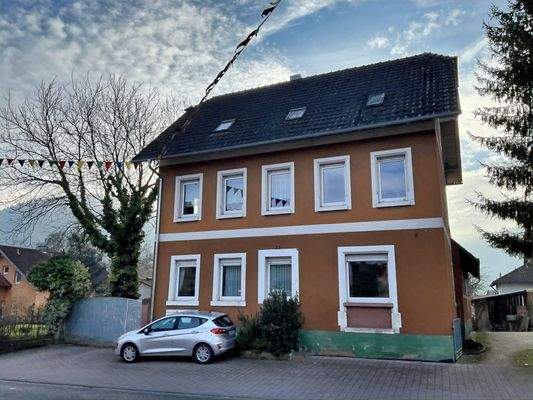 Straßenansicht_seitlicher Eingang