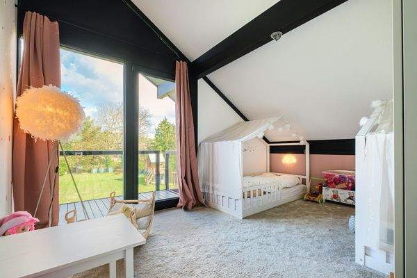 Schlafzimmer 2 / Kinderzimmer mit Balkonzugang und Gartenblick