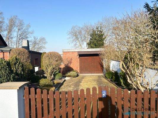 Zufahrt mit Garage 