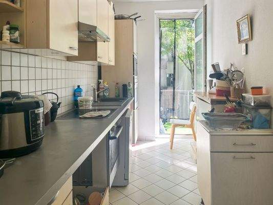 Küche mit Balkonzugang
