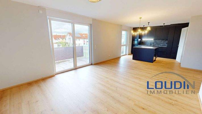 Wohn/Esszimmer mit Zugang zum Balkon