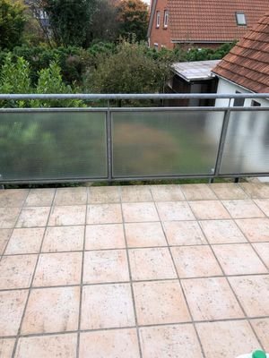 großer Balkon mit Blick in den Garten