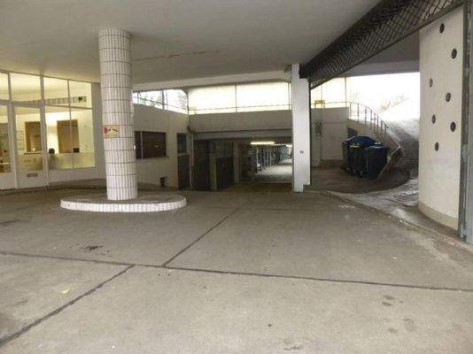 Einfahrt von der Adenauerallee