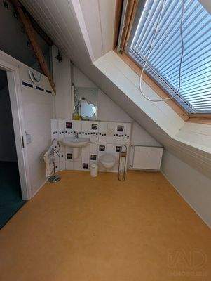 Toilette unterm Dach