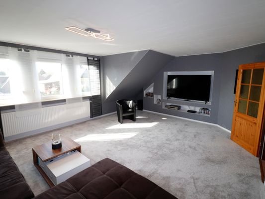 großes Wohnzimmer im Dachgeschoss