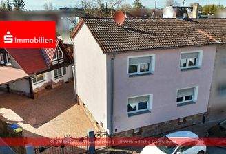 KI-generiert: Vorderhaus und Hoffläche