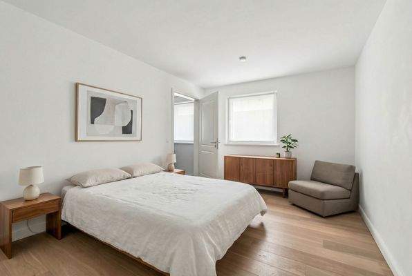 Schlafzimmer 1 im Souterrain mit eigenem en-suite Duschbad (Möblierung KI-generiert)