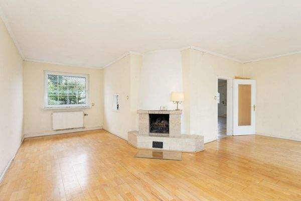 Wohnzimmer mit Kamin und Durchreiche