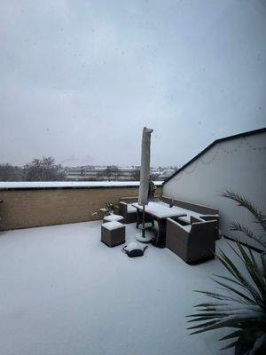 Schneebedeckte Dachterrasse