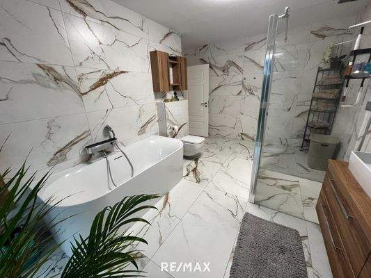 Badezimmer mit Badewanne, Dusche und WC im OG