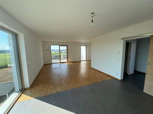 Wohn-Essbereich mit Zugang zum Südbalkon