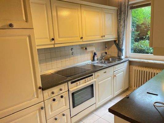 EG-Küche mit Einbauküche-Bild 1