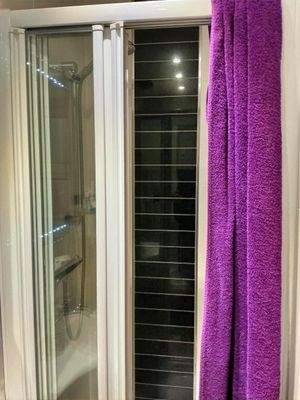 Modern gefliestes Duschbad