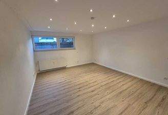 Leerer Raum mit Holzboden