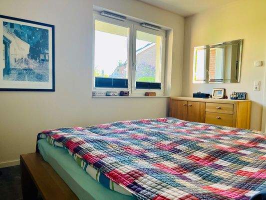 Schlafzimmer mit Fenster nach hinten