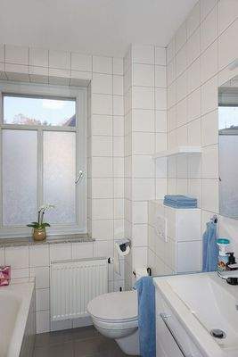 Tageslichtbad mit Wanne und Dusche!