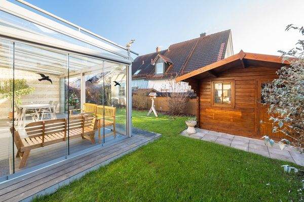 Gartenbereich mit Gartenhäuschen