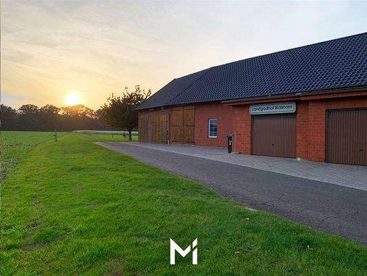 Scheunen und Garagen