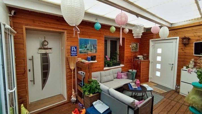 überdachter Eingangsbereich