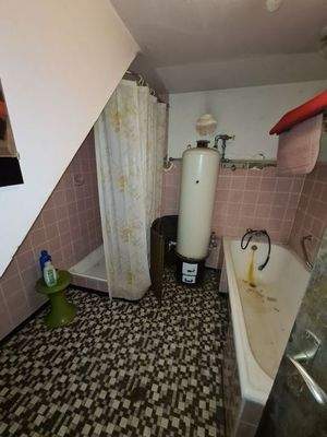 Älterer Badeinbau UG.