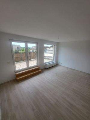 Helles Wohnzimmer mit Terrasse