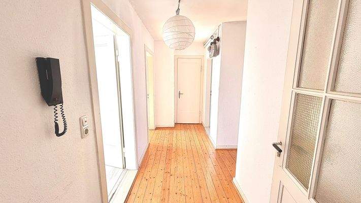 Heller Flur mit Holzboden