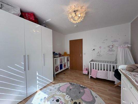 Kinderzimmer mit Blick zur Tür